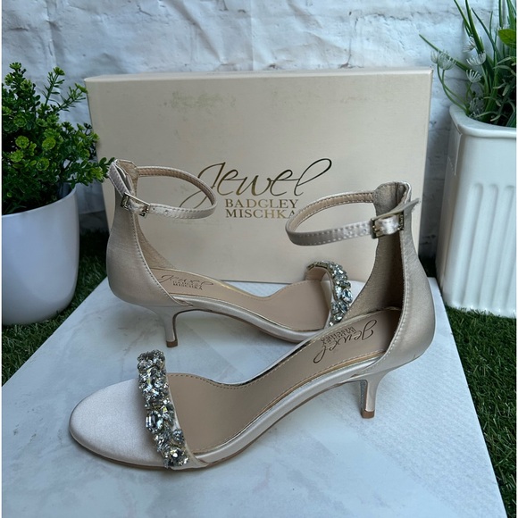 Badgley Mischka Jewel
Dash Ankle Strap Kitten
Heel women size 6 new with box - Picture 13 of 16